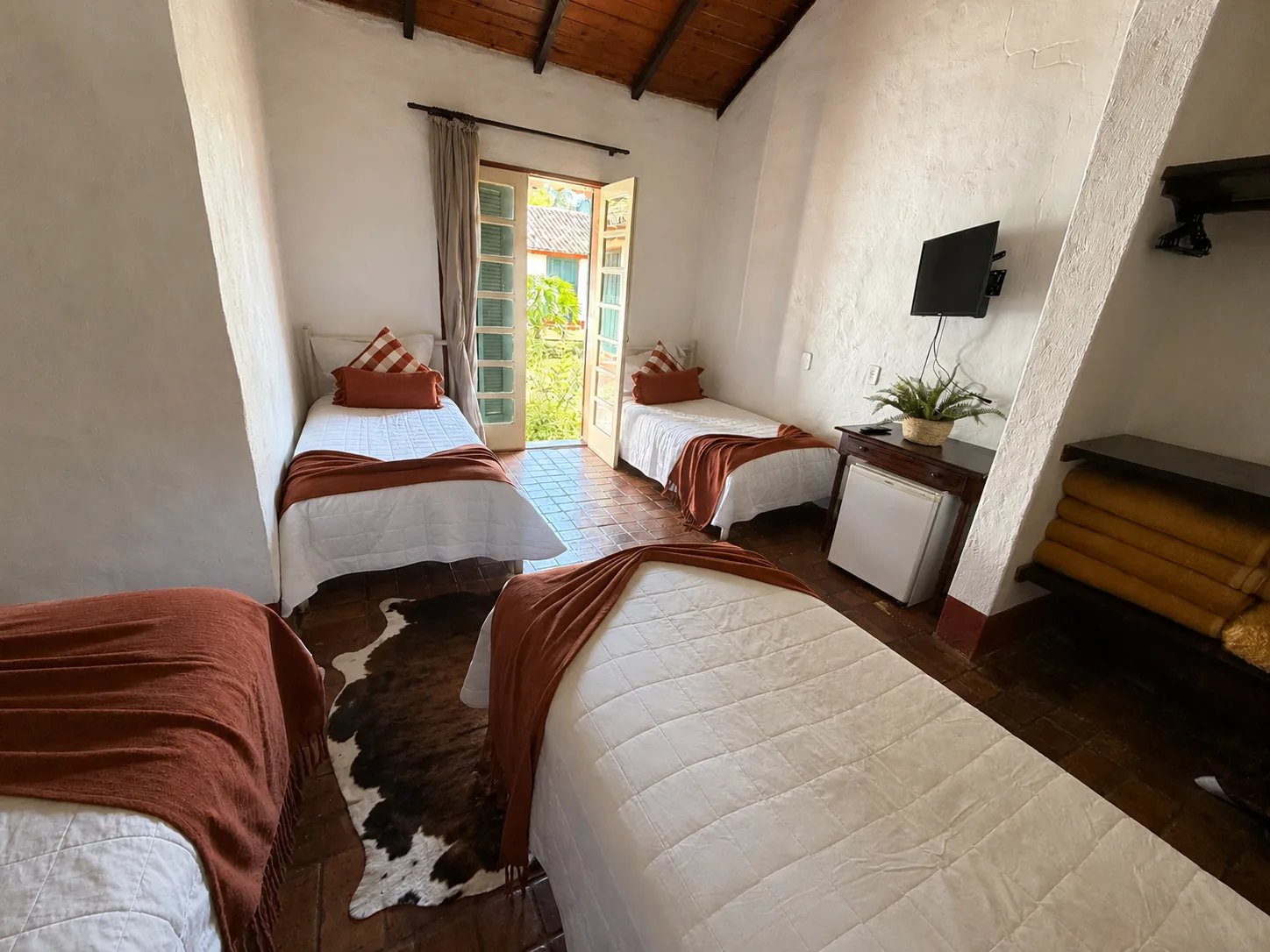 Suíte Standard do Hotel Fazendão, com telhado colonial aparente