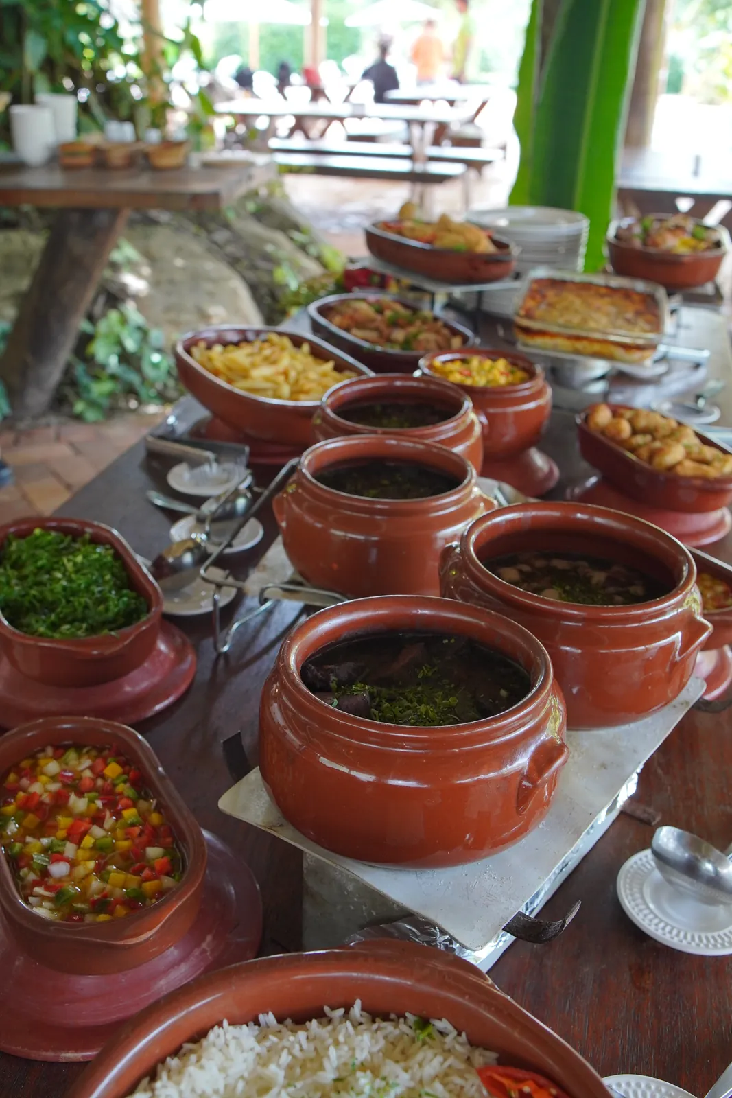 Panelas de barro com comida caipira no bufê da fazenda