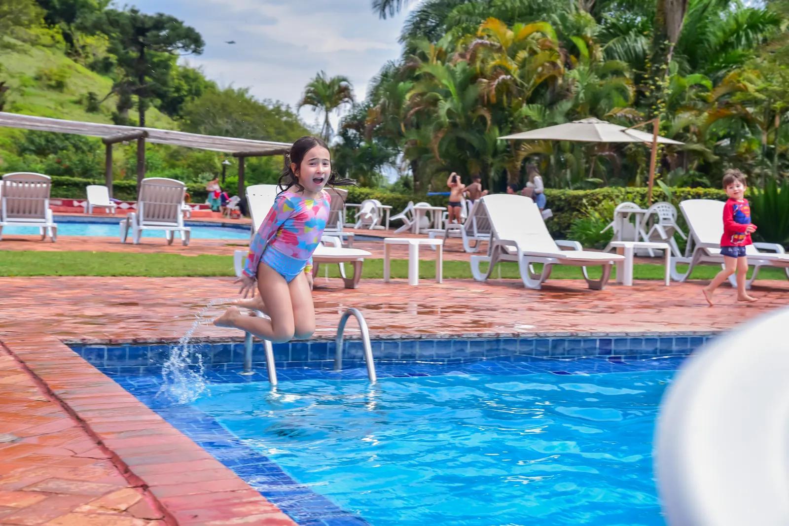 Criança pulando na piscina do Hotel Fazendão