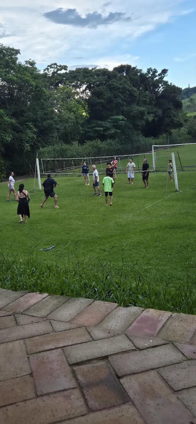 Partida de futebol no campo gramado da fazenda