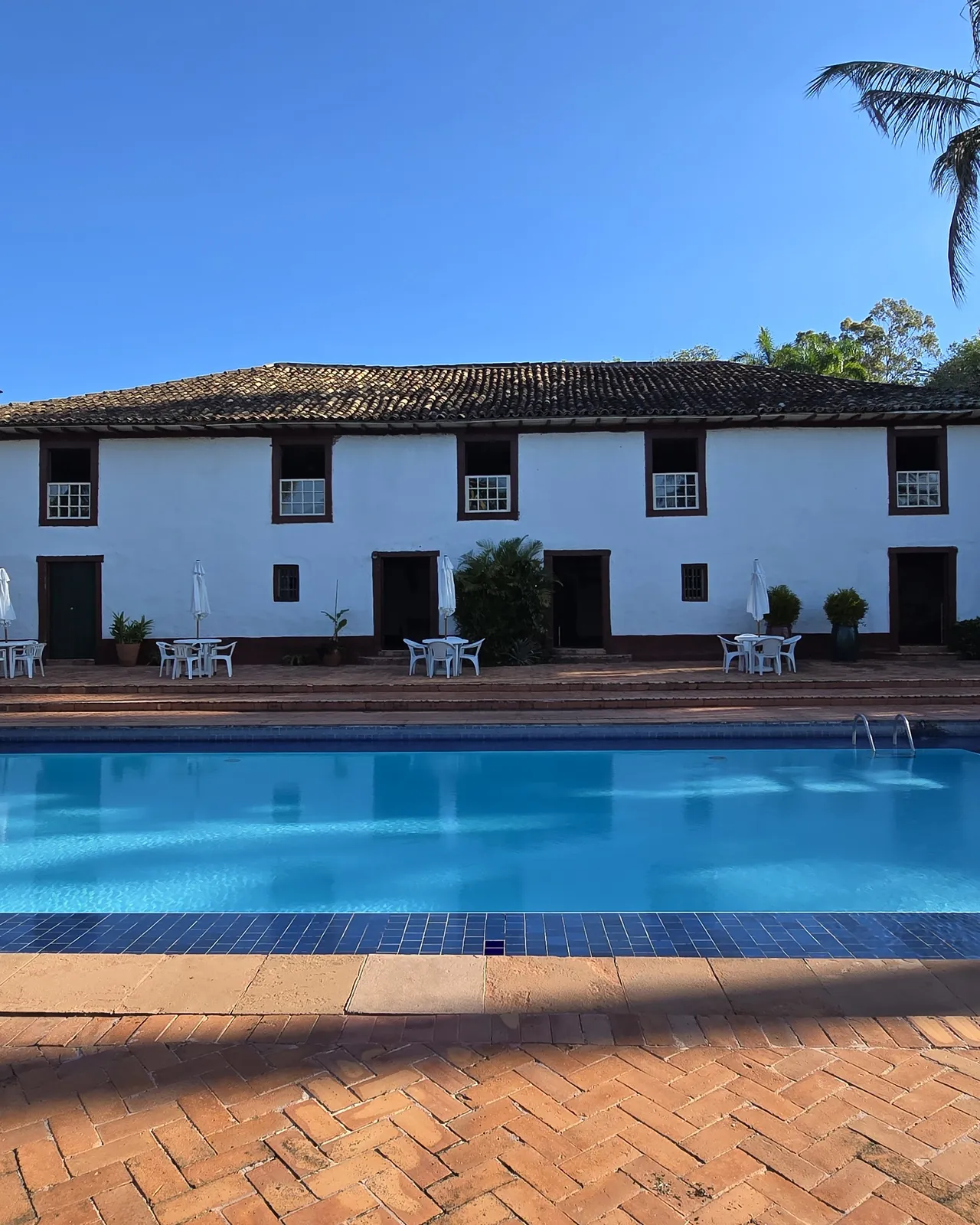 Casarão em taipa do século 18, com dois andares, diante da piscina